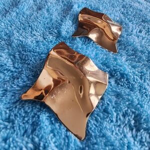 Minimalistic statement stud earrings